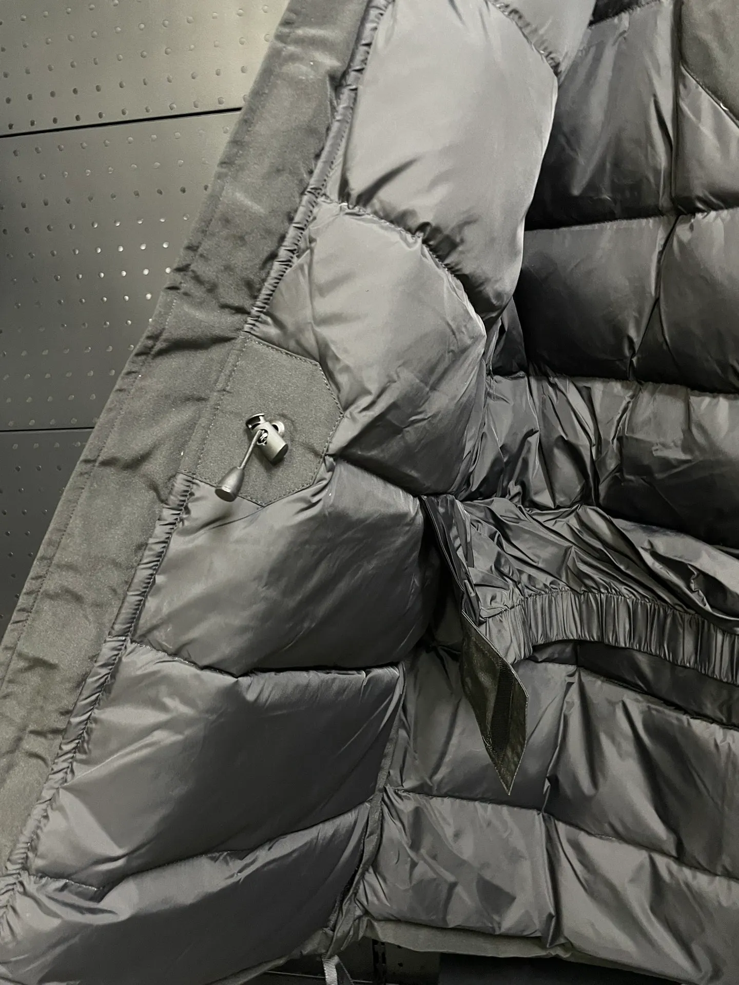P1060 CANADA GOOES 🇨🇦ⒿⓅⓈ manufactures 10 models of snow curse men and women couples. Factory direct supply: supplying global purchasing agents, micro-business, entities, Tmall, high-end stalls and studio cooperation, free shipping! There are 10 types of Canada Goose Snow Mantra parkas for men and women, the Rolls-Royce of down jackets. ➖ Industry-leading anti-counterfeiting chip sensing. ➖ Imported Behringer embroidery machines and customized embroidery labels, the highest level and industry leading. ➖ Imported Korean 21-count polyester-cotton blended original fabric, TC85 waterproof coated fabric, water-repellent, windproof and wear-resistant. ➖ The new national standard 90 white duck down has an average down filling of 300 grams. The amount of down filling is industry-leading. ➖ 100% nylon lining with double double-layer sealing design to prevent velvet running, and seamless thread design on the cuffs! ➖ Yoshida YKK provides original factory-customized electroplated sliders. YKK two-way lockable zippers are tight and smooth and do not peel off paint. ➖ 3M composite Velcro is durable and the accessories and hardware are all custom-made. Note: Our copywriting is only simple and clear. Instead of bragging about the copywriting, it is better to compare and understand with samples. Only for the purest goose, the most dedicated, the most professional, the highest quality, the highest cost performance! SIZE:XS-XXL [with size chart]